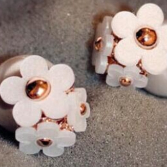 Cute daisy flower stud earring - Picture 3 of 3